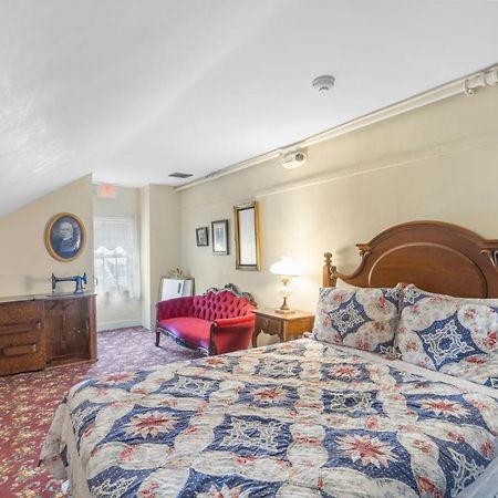 Lizzie Borden House Bed & Breakfast ฟอลล์ริเวอร์ ภายนอก รูปภาพ