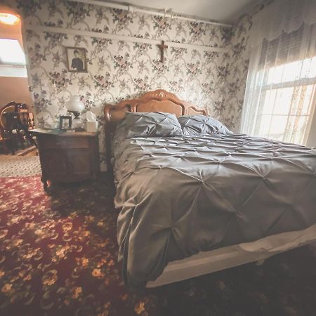 Lizzie Borden House Bed & Breakfast ฟอลล์ริเวอร์ ภายนอก รูปภาพ