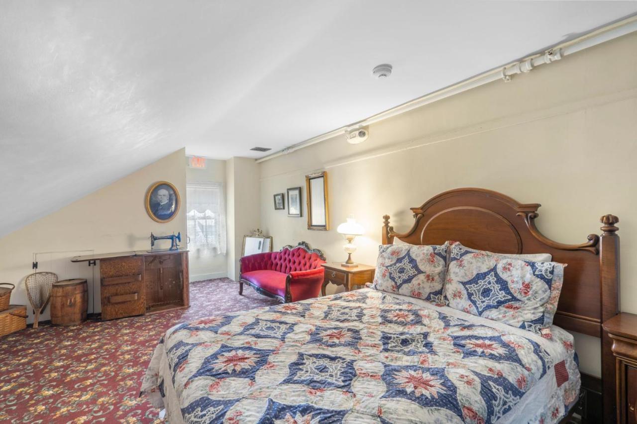 Lizzie Borden House Bed & Breakfast ฟอลล์ริเวอร์ ภายนอก รูปภาพ