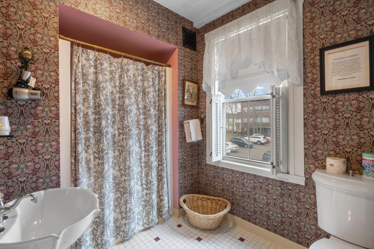 Lizzie Borden House Bed & Breakfast ฟอลล์ริเวอร์ ภายนอก รูปภาพ