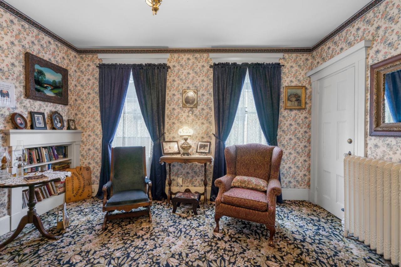 Lizzie Borden House Bed & Breakfast ฟอลล์ริเวอร์ ภายนอก รูปภาพ