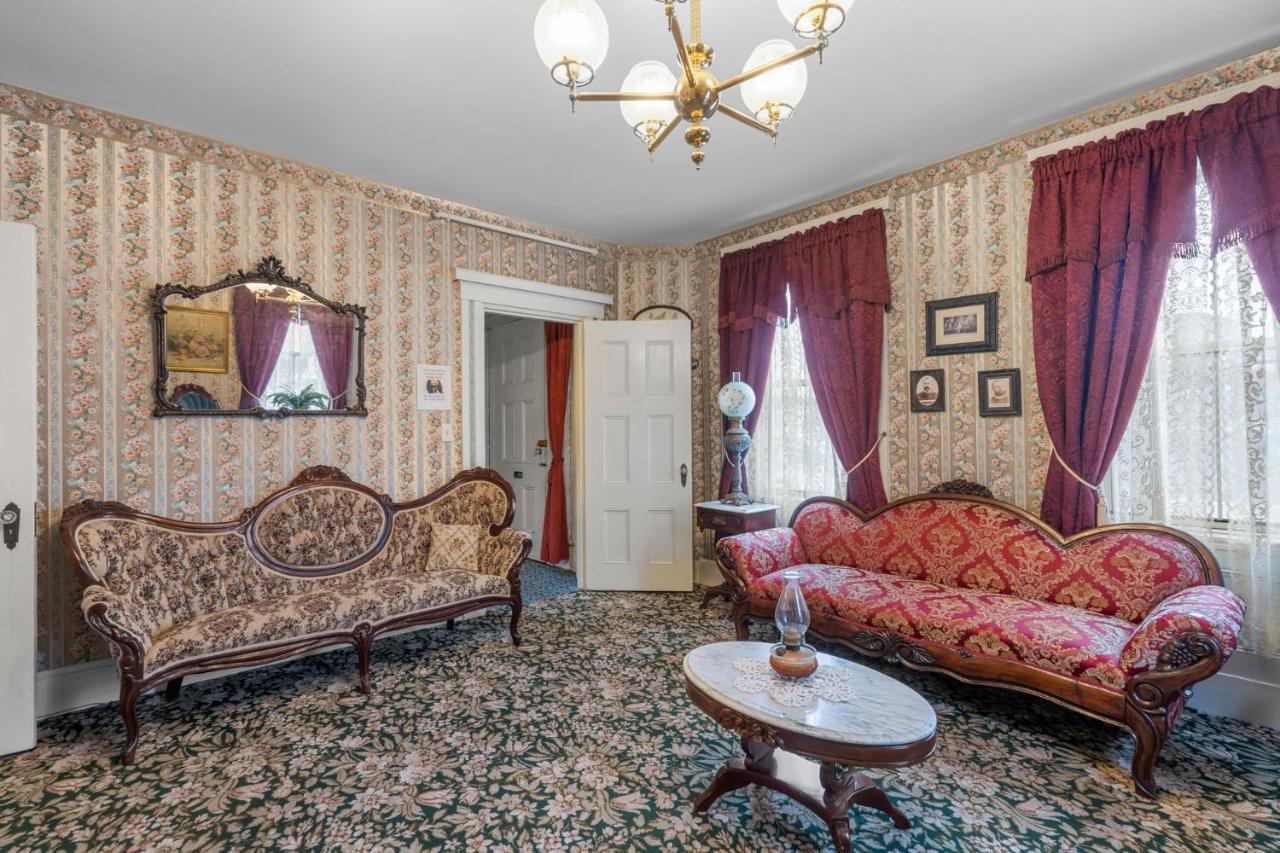 Lizzie Borden House Bed & Breakfast ฟอลล์ริเวอร์ ภายนอก รูปภาพ