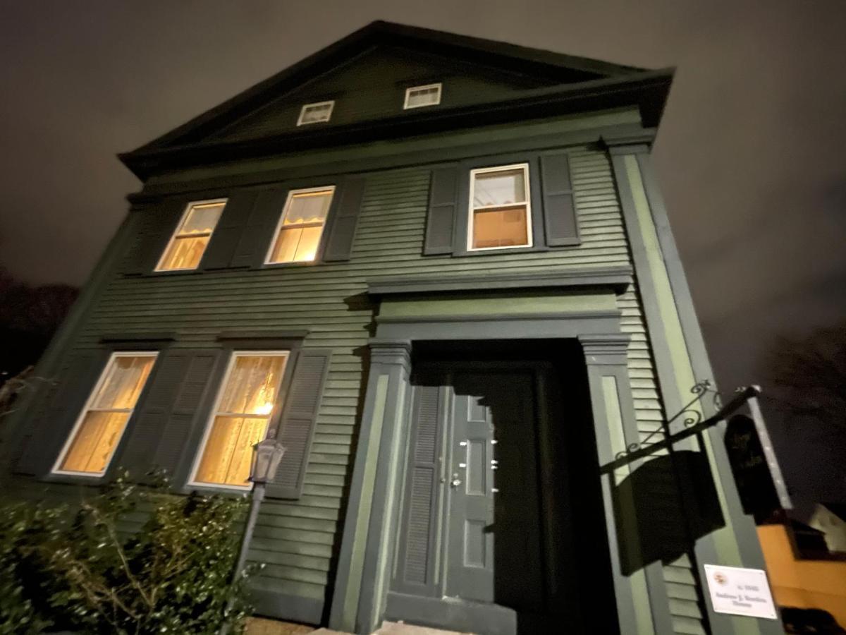 Lizzie Borden House Bed & Breakfast ฟอลล์ริเวอร์ ภายนอก รูปภาพ