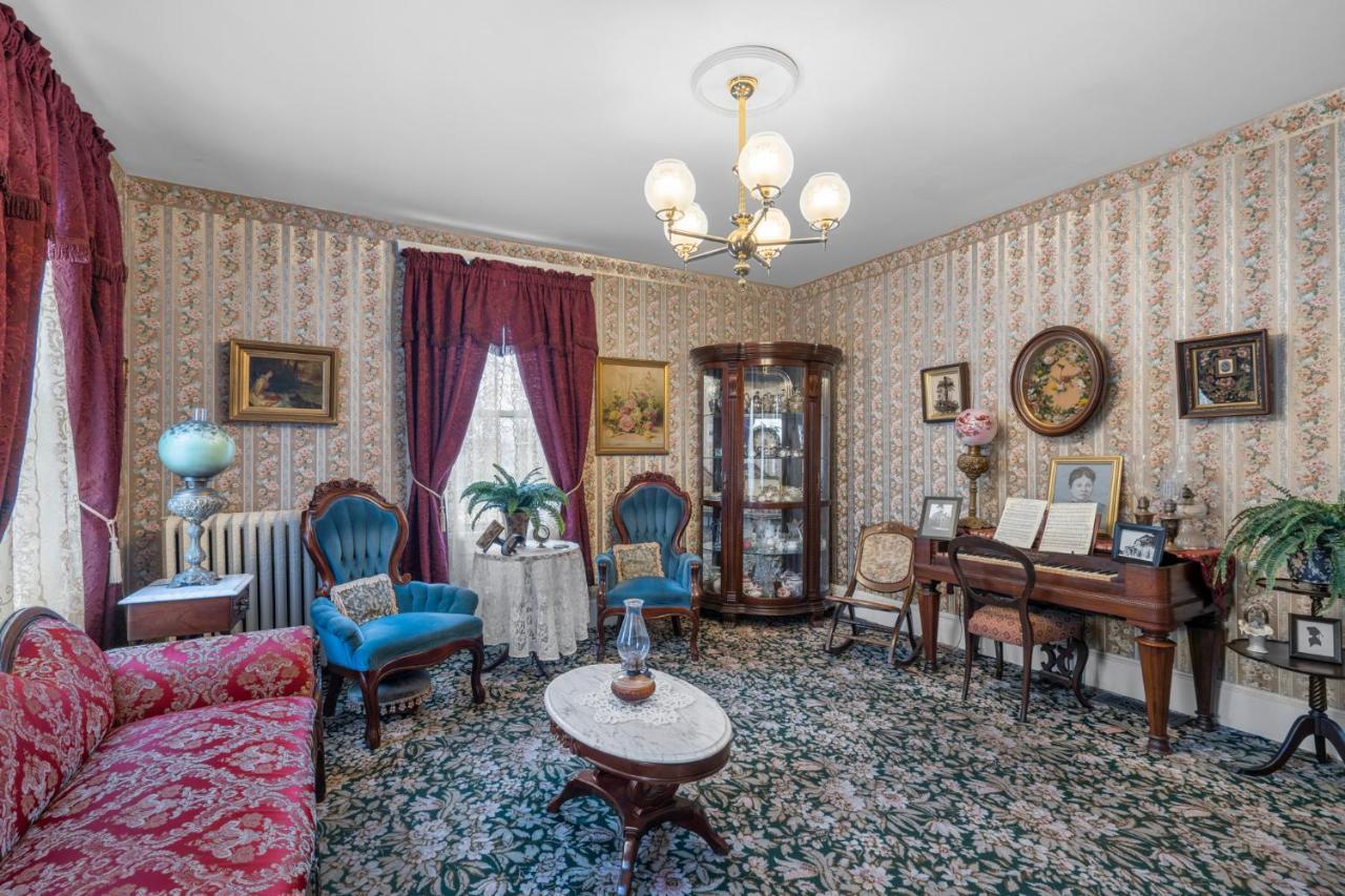 Lizzie Borden House Bed & Breakfast ฟอลล์ริเวอร์ ภายนอก รูปภาพ