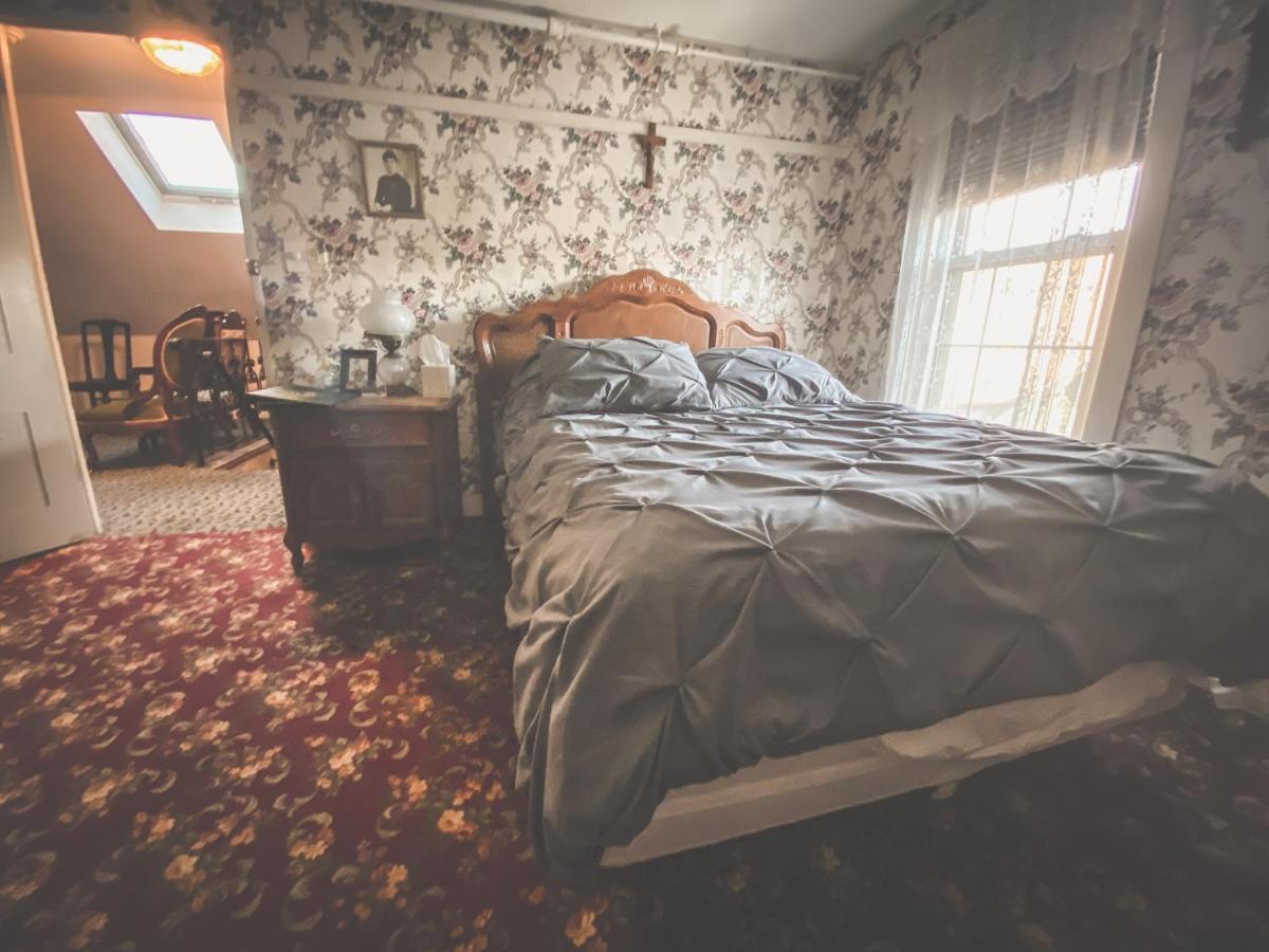 Lizzie Borden House Bed & Breakfast ฟอลล์ริเวอร์ ภายนอก รูปภาพ