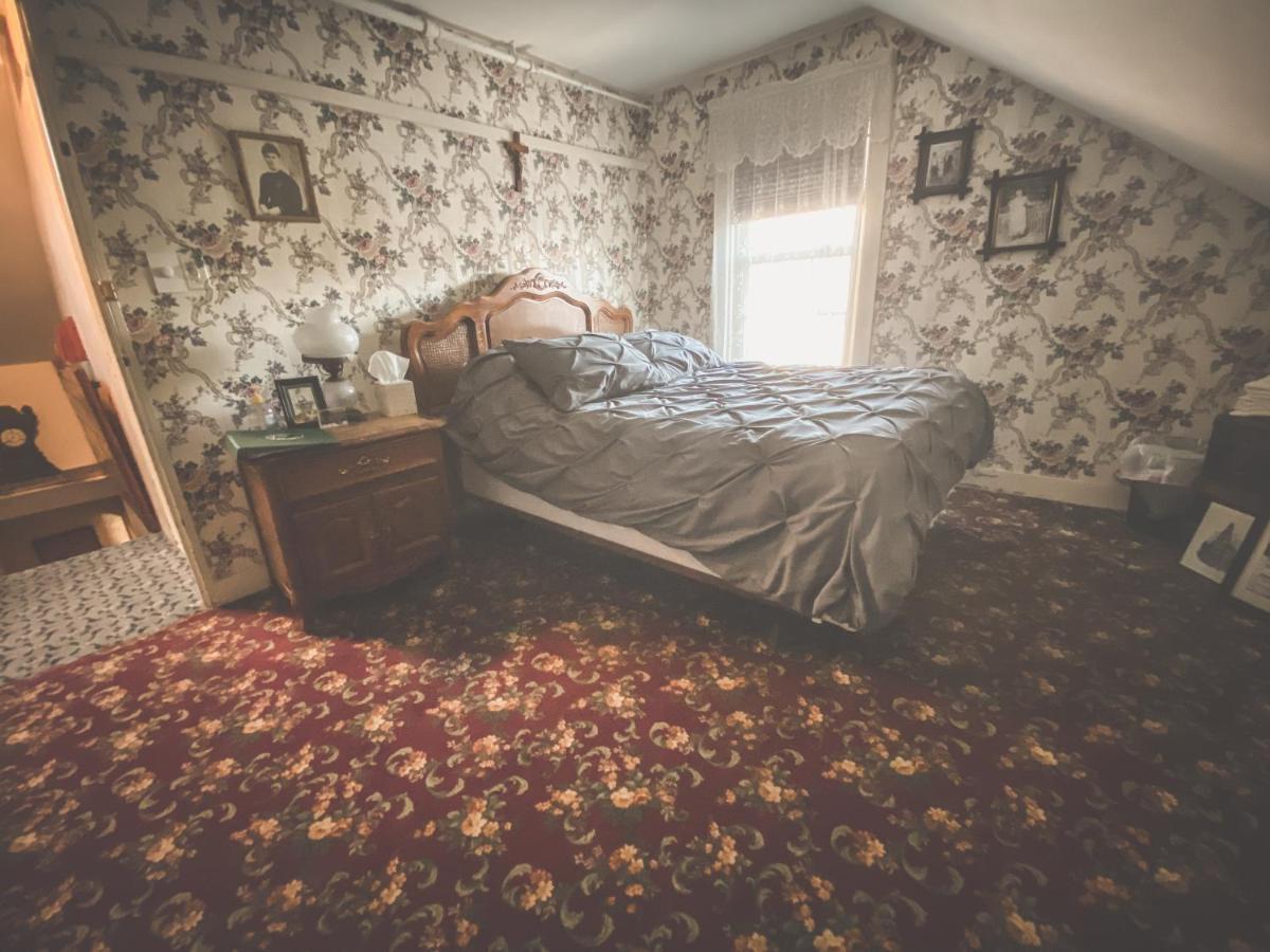 Lizzie Borden House Bed & Breakfast ฟอลล์ริเวอร์ ภายนอก รูปภาพ
