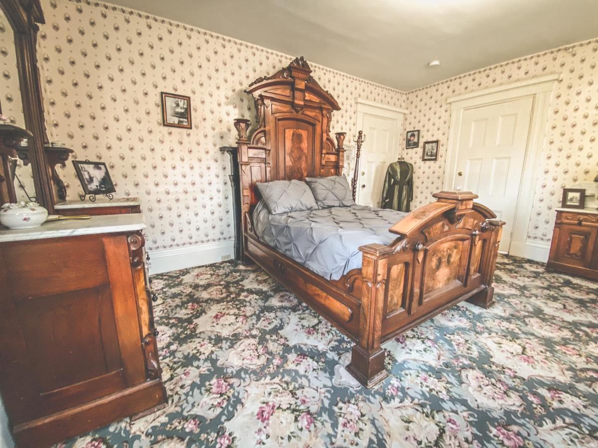 Lizzie Borden House Bed & Breakfast ฟอลล์ริเวอร์ ภายนอก รูปภาพ