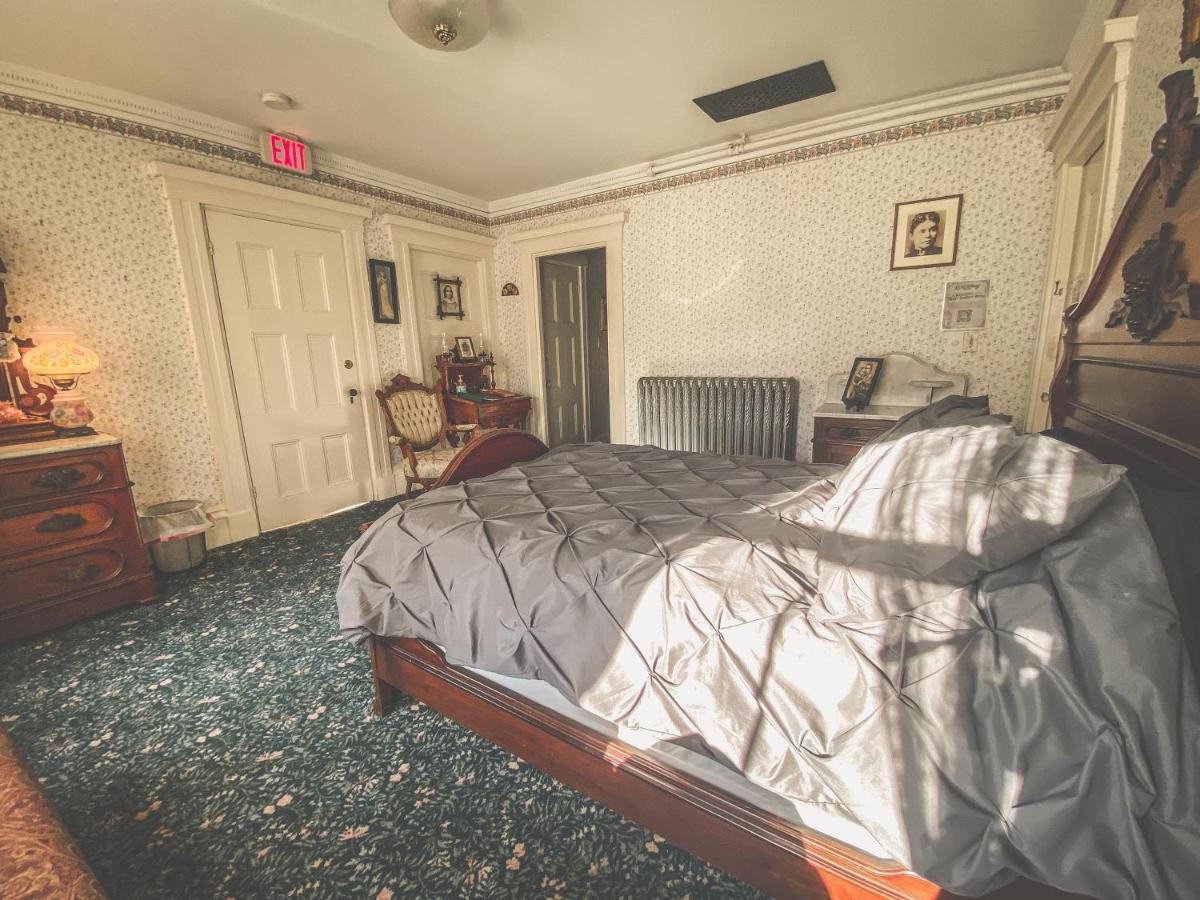 Lizzie Borden House Bed & Breakfast ฟอลล์ริเวอร์ ภายนอก รูปภาพ