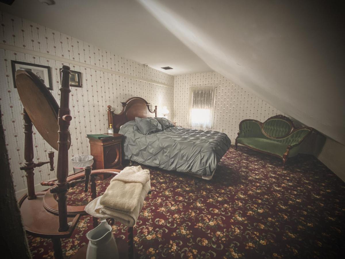Lizzie Borden House Bed & Breakfast ฟอลล์ริเวอร์ ภายนอก รูปภาพ