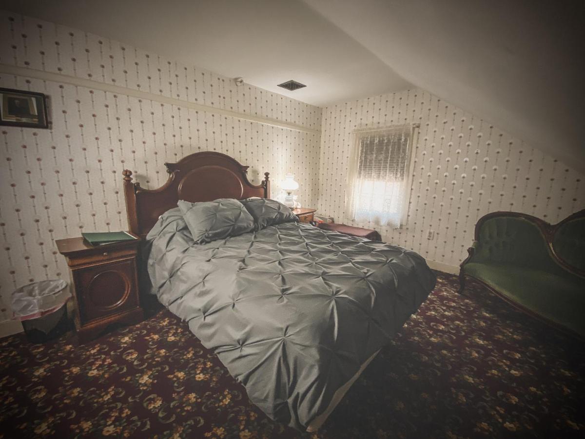 Lizzie Borden House Bed & Breakfast ฟอลล์ริเวอร์ ภายนอก รูปภาพ