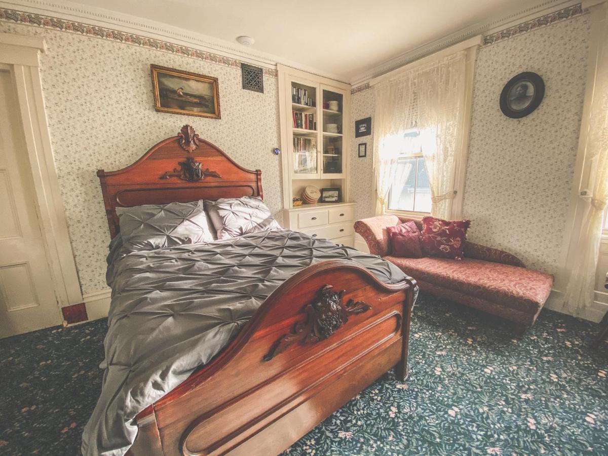 Lizzie Borden House Bed & Breakfast ฟอลล์ริเวอร์ ภายนอก รูปภาพ