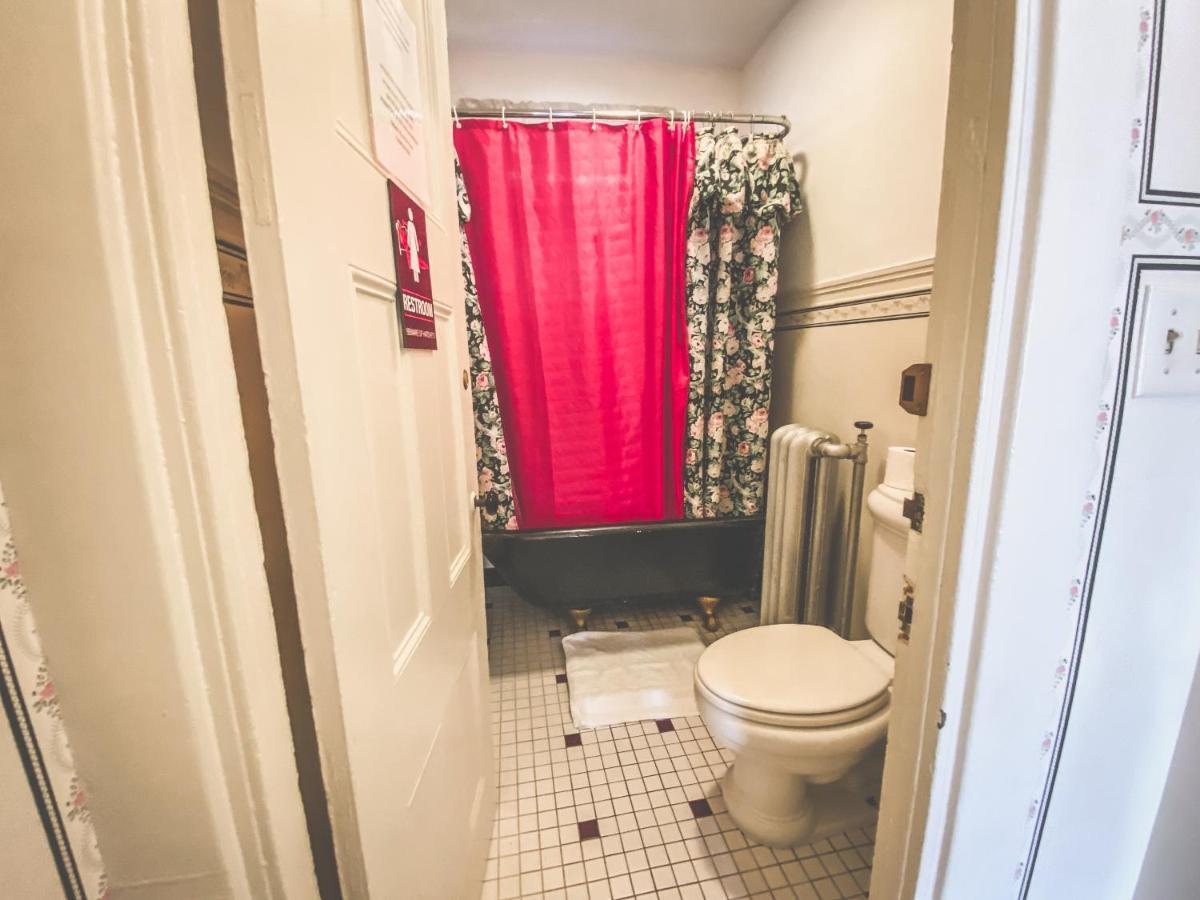 Lizzie Borden House Bed & Breakfast ฟอลล์ริเวอร์ ภายนอก รูปภาพ