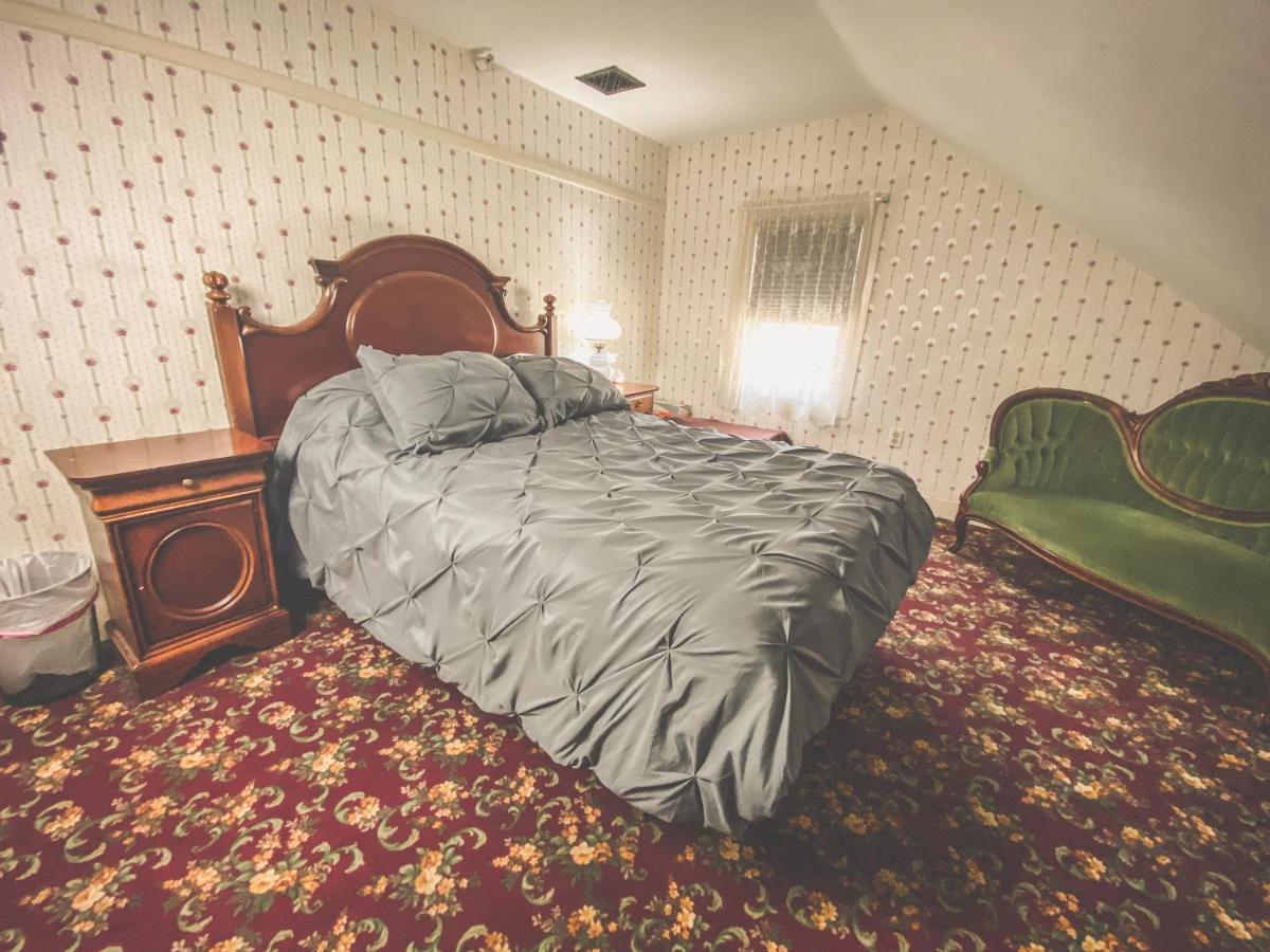 Lizzie Borden House Bed & Breakfast ฟอลล์ริเวอร์ ภายนอก รูปภาพ