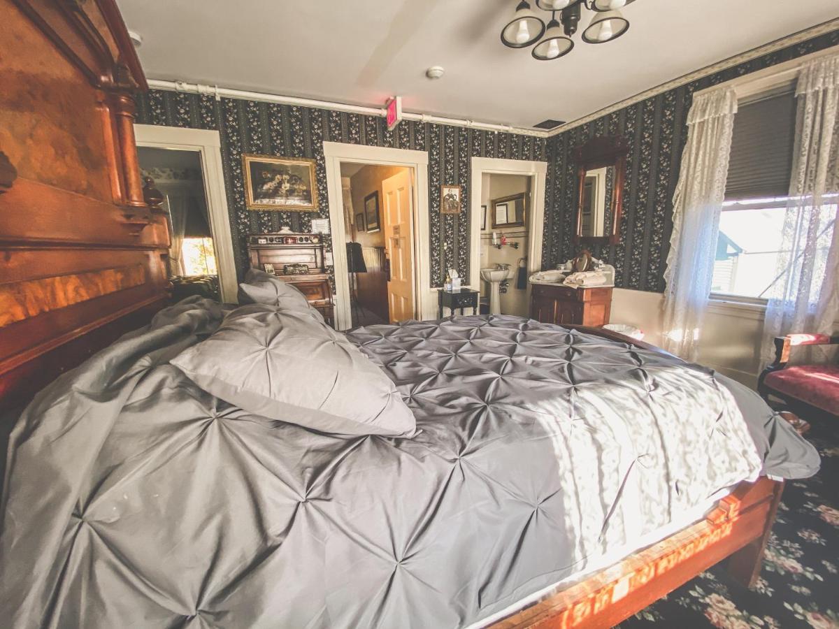 Lizzie Borden House Bed & Breakfast ฟอลล์ริเวอร์ ภายนอก รูปภาพ