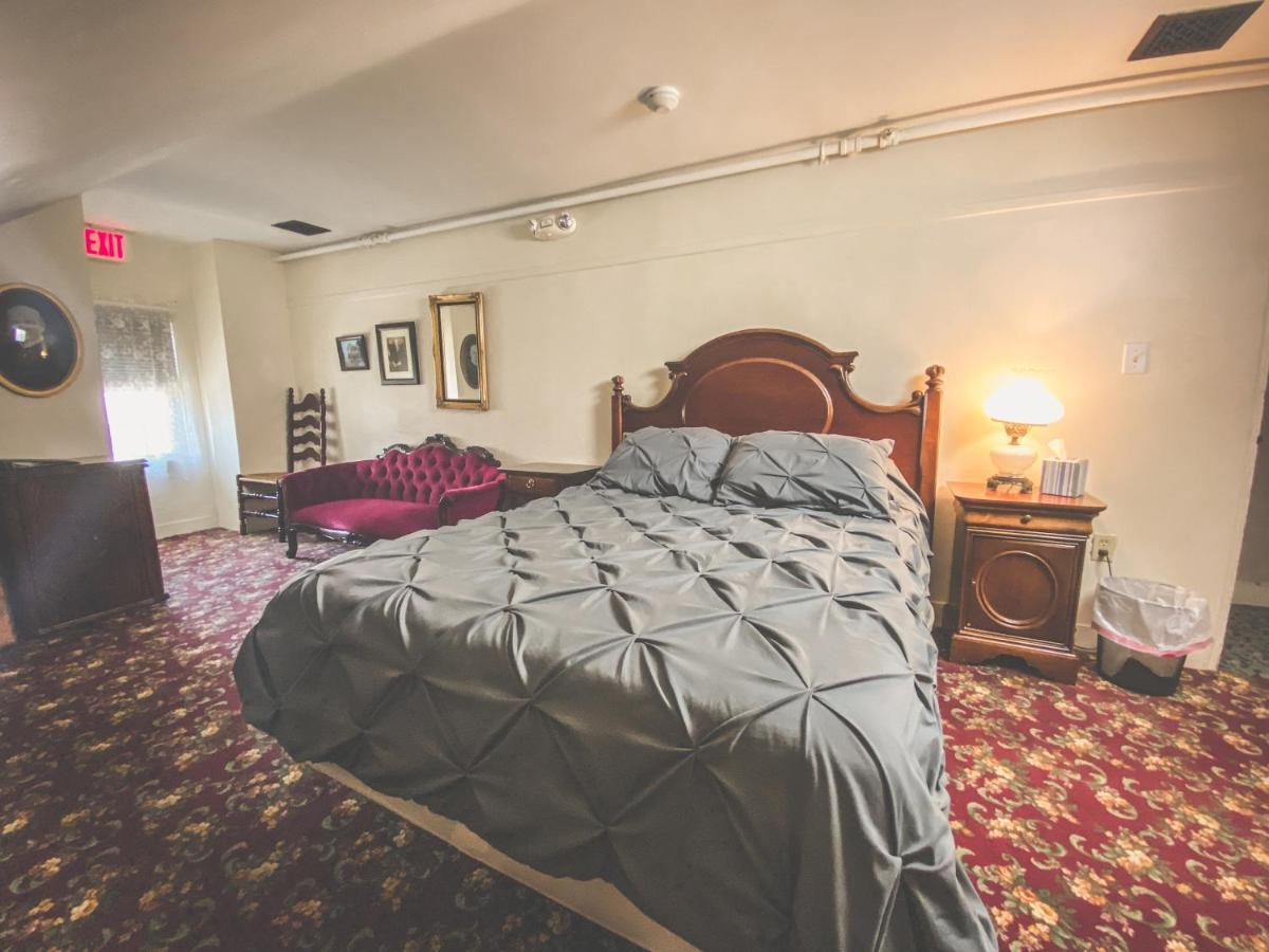 Lizzie Borden House Bed & Breakfast ฟอลล์ริเวอร์ ภายนอก รูปภาพ
