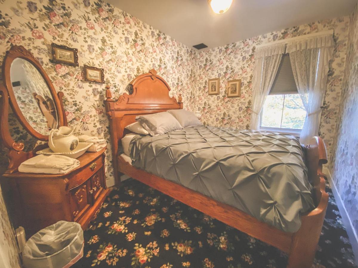 Lizzie Borden House Bed & Breakfast ฟอลล์ริเวอร์ ภายนอก รูปภาพ