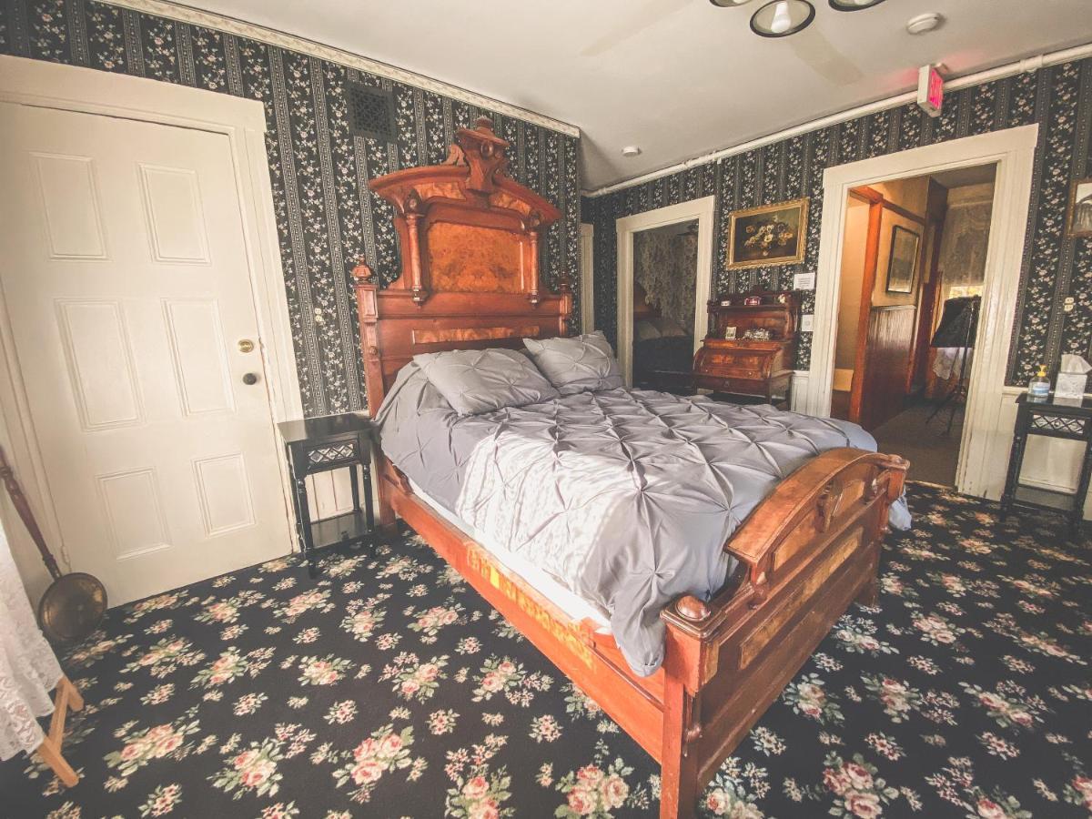 Lizzie Borden House Bed & Breakfast ฟอลล์ริเวอร์ ภายนอก รูปภาพ