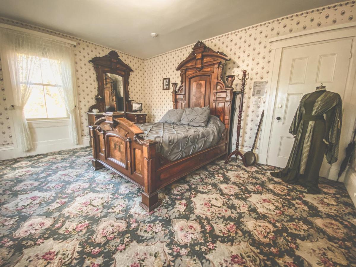 Lizzie Borden House Bed & Breakfast ฟอลล์ริเวอร์ ภายนอก รูปภาพ