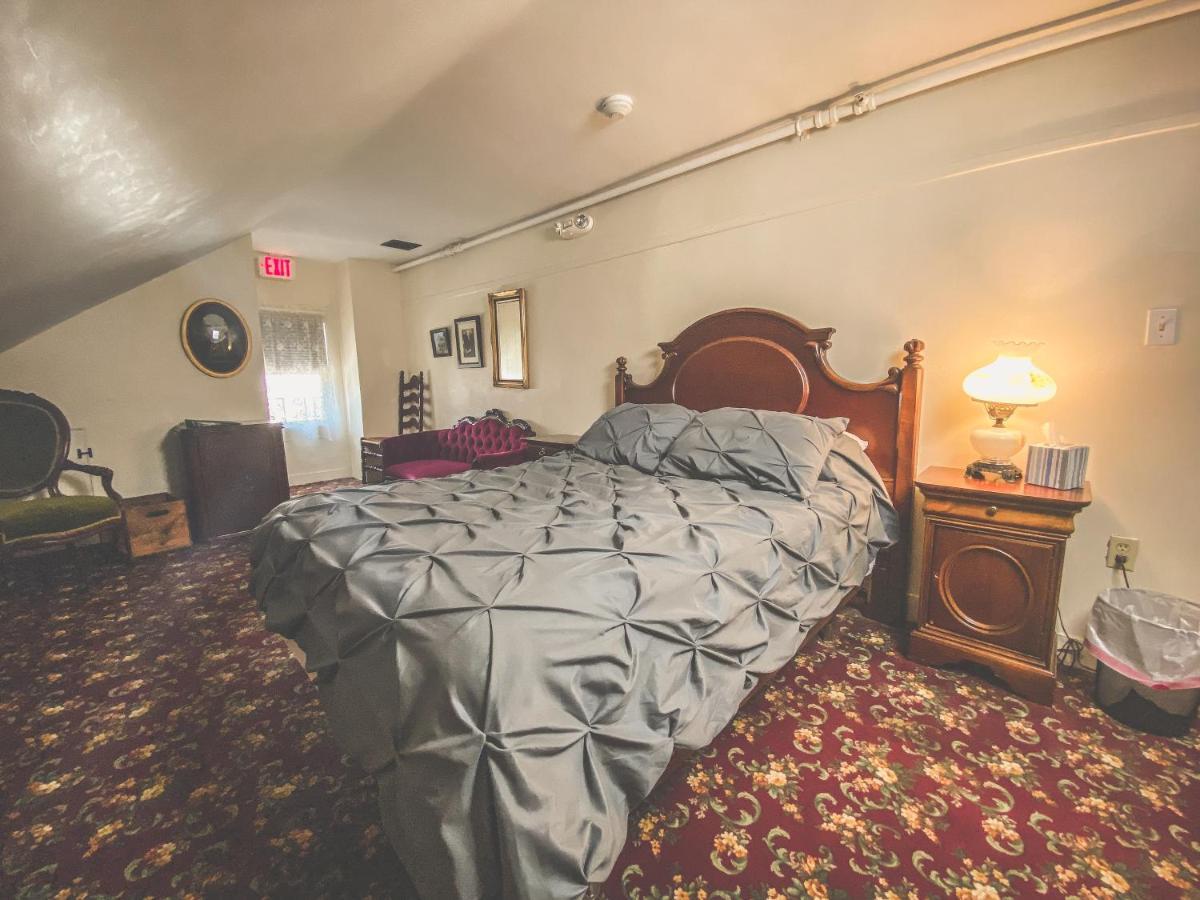 Lizzie Borden House Bed & Breakfast ฟอลล์ริเวอร์ ภายนอก รูปภาพ