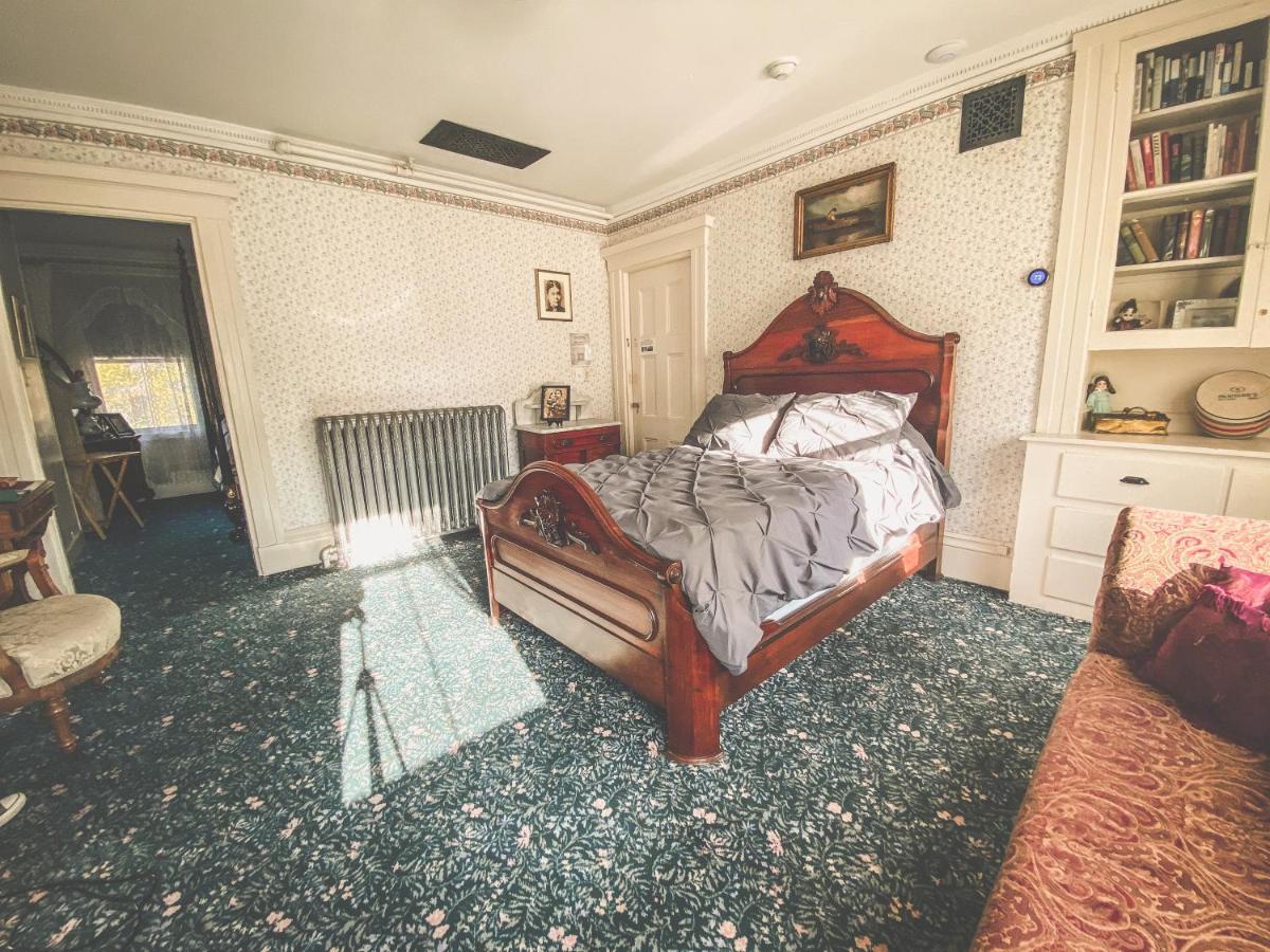Lizzie Borden House Bed & Breakfast ฟอลล์ริเวอร์ ภายนอก รูปภาพ